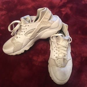 Nike boys white huaraches size 7